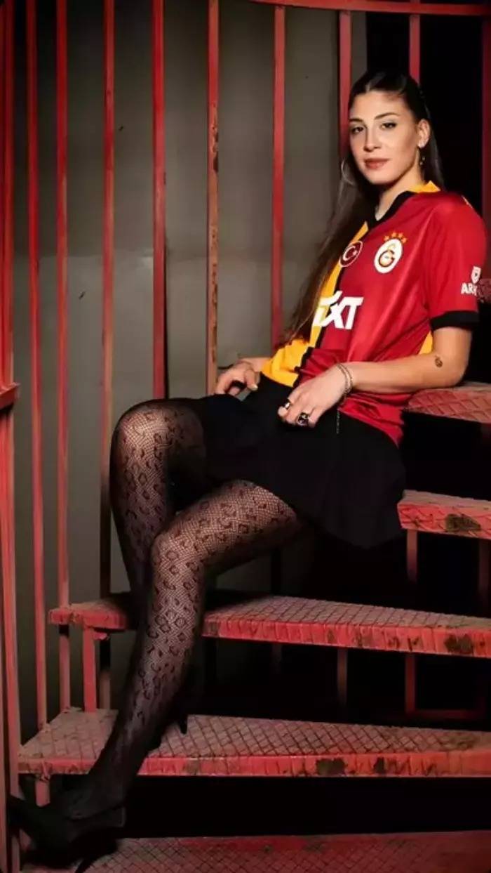 İlkin Aydın yine tüm dikkatleri üzerine çekti: Adnan Polat da vardı 3